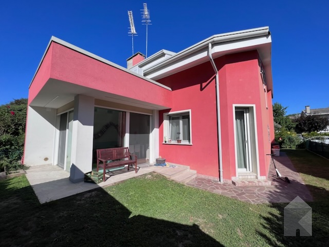 Spaziosa ed elegante bifamiliare recentemente rinnovata