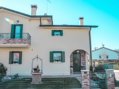 Eleganza e Comfort per la Tua Famiglia: Bifamiliare con Giardino a Noventa