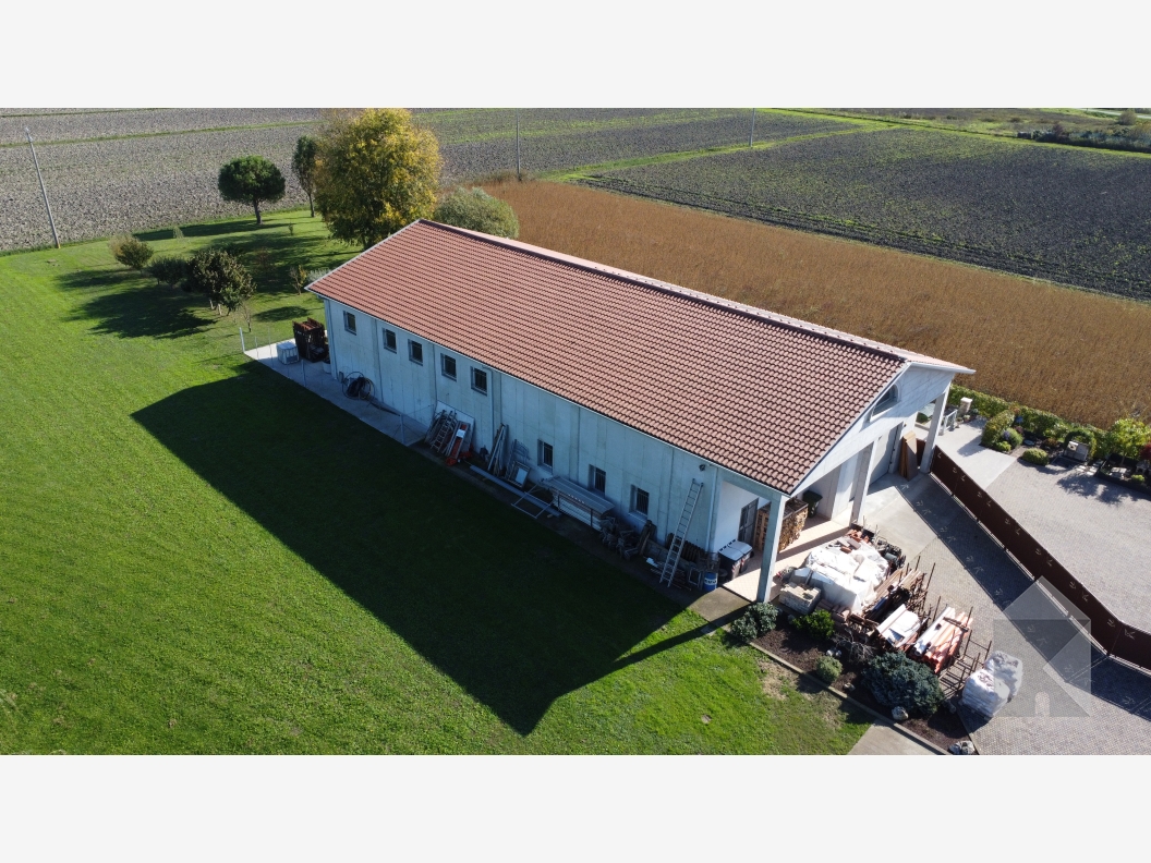 Spaziosa bifamiliare con ampio giardino e capannone