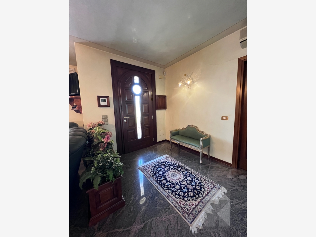 Spaziosa bifamiliare con ampio giardino e capannone