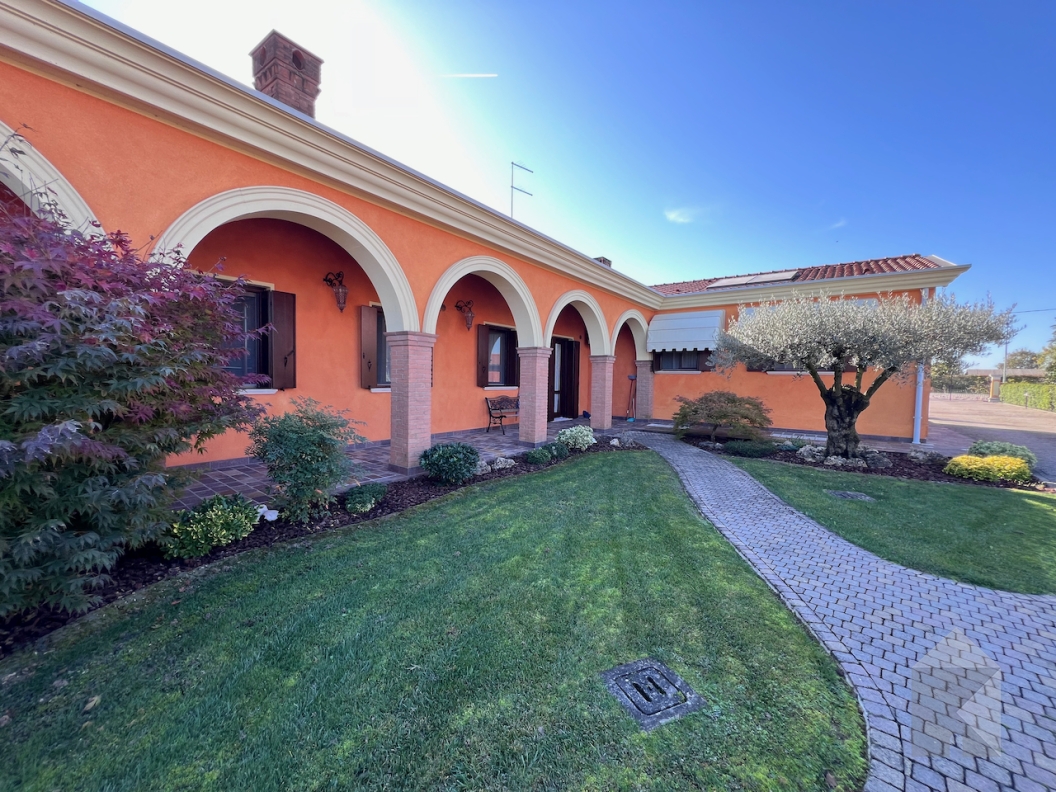 Spaziosa bifamiliare con ampio giardino e capannone