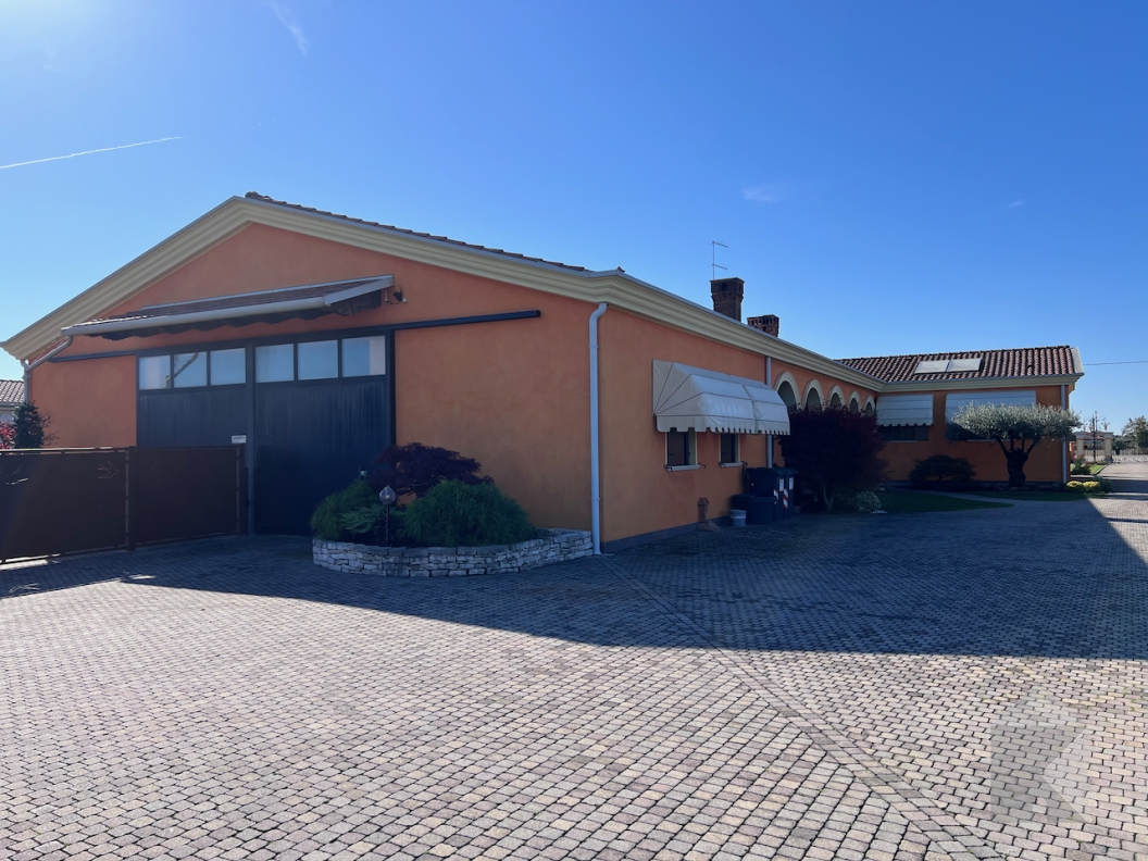 Spaziosa bifamiliare con ampio giardino e capannone