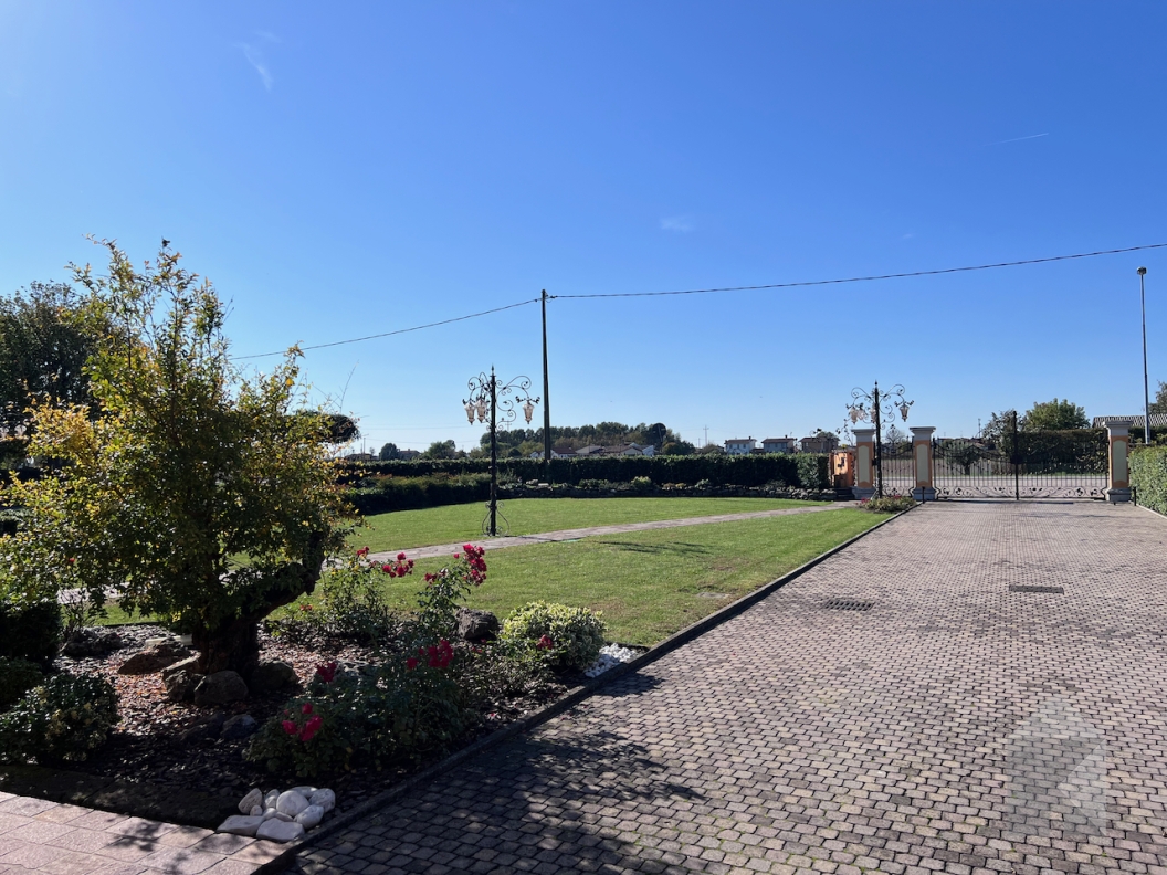 Spaziosa bifamiliare con ampio giardino e capannone