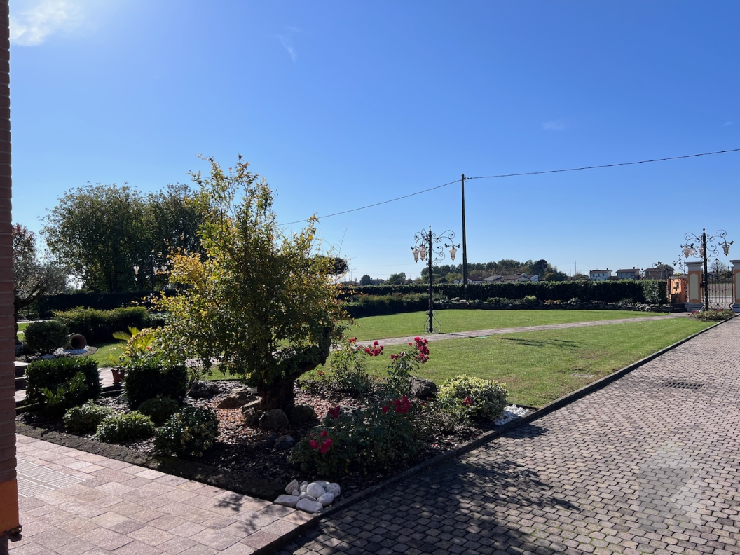 Spaziosa bifamiliare con ampio giardino e capannone