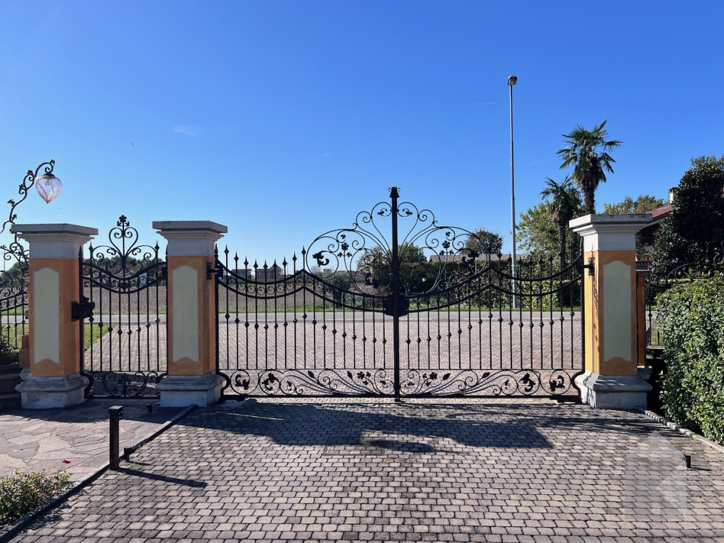 Spaziosa bifamiliare con ampio giardino e capannone