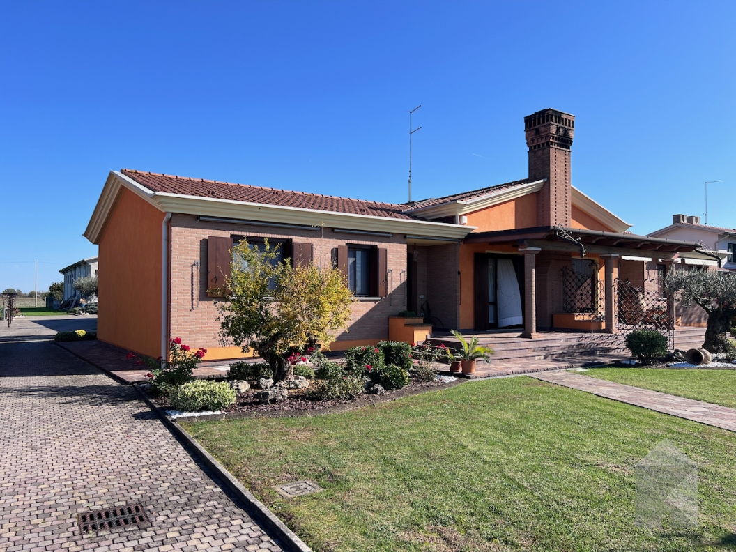 Spaziosa bifamiliare con ampio giardino e capannone