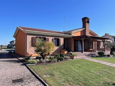 Spaziosa bifamiliare con ampio giardino e capannone