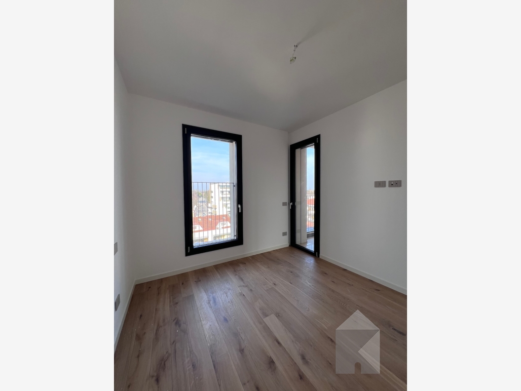 Giardino Marconi: Spazioso 3 camere al quinto piano (A5.3)