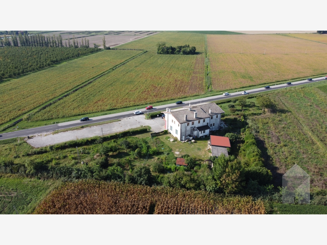 Grande struttura ricettiva su via turistica: 3.000 mq di area e importanti possibilità di sviluppo