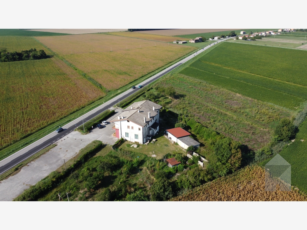 Grande struttura ricettiva su via turistica: 3.000 mq di area e importanti possibilità di sviluppo