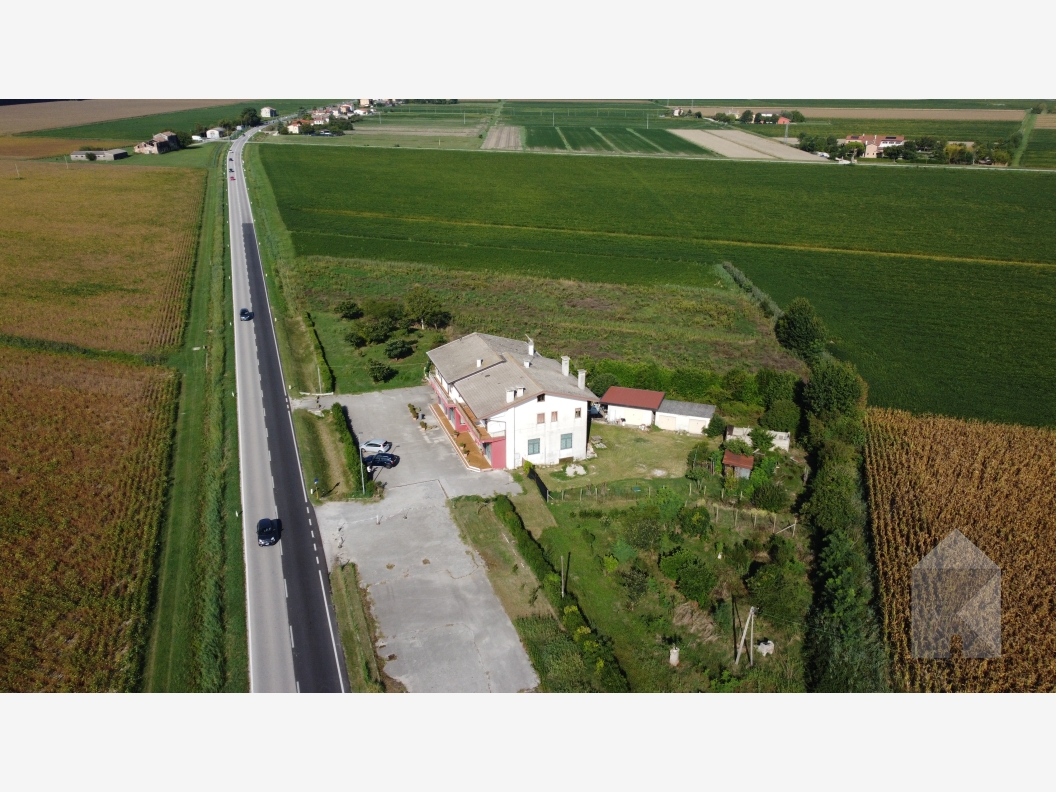 Grande struttura ricettiva su via turistica: 3.000 mq di area e importanti possibilità di sviluppo