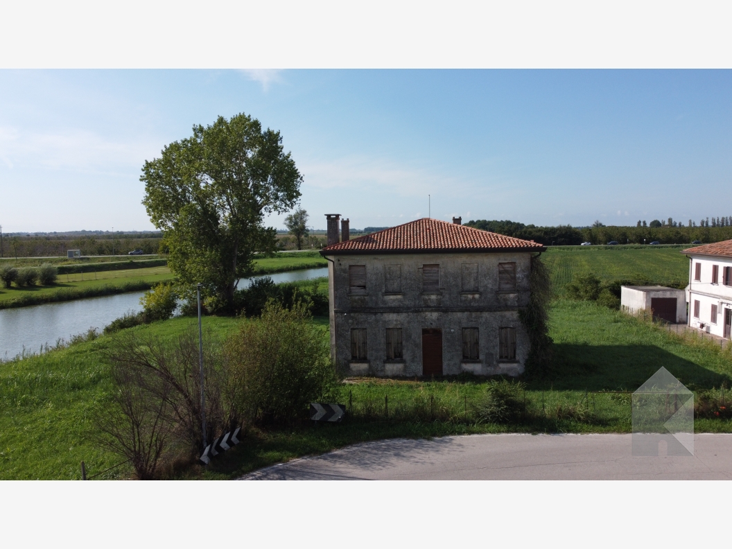Ampio rustico con oltre 2.000 mq di scoperto e importante volumetria